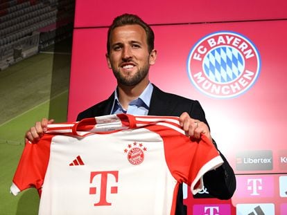 Harry Kane, el fichaje más caro de la historia del Bayern de Múnich, en su presentación con el club bávaro.