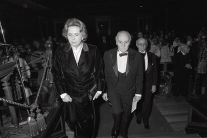 Elena Quiroga, junto a Juan Rof Carvallo y Francisco Ayala (en el centro), durante el acto del ingreso de este a la Real Academia Española de la Lengua.