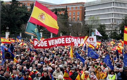 Asistentes a la concentración en la plaza de Cibeles.