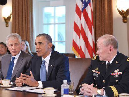 Barack Obama (centro), durante una reunión con Chuck Hagel (izquierda) y Martin Dempsey (derecha), en la Casa Blanca.