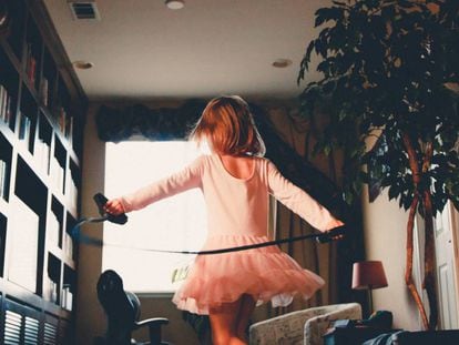 Una niña baila en su casa durante la cuarentena. CALEB WOODS (UNSPLASH)