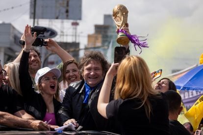 Javier Milei sostiene una réplica de la Copa del Mundo, durante un acto de campaña en Buenos Aires, el pasado octubre.