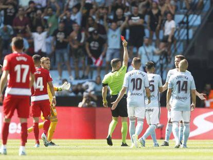 Fran Beltrán ve la cartulina roja durante el partido ante el Granada.