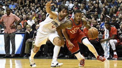 Teodosic trata de frenar a McDaniels en un Clippers-Toronto.