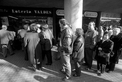 En La Rambla, en Barcelona, está una de las administraciones más emblemáticas de la ciudad condal. En 2015 vendió 44.000 billetes (440.000 décimos) y este año se espera aumentar la venta En la imagen, cola para comprar lotería en la administración Valdés.