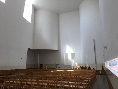 Interior de la parroquia de Santa María, en San Marco de Canaveses (Portugal), de Álvaro Siza.