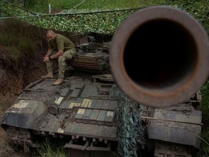 Un militar ucranio sentado en un tanque en la región oriental de Donetsk, el 12 de junio de 2023.