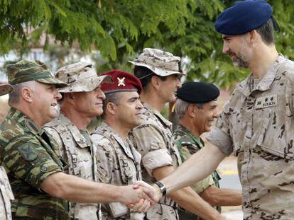 El Pr&iacute;ncipe Felipe saluda a varios mandos de los nueve pa&iacute;ses participantes en las maniobras de la OTAN en B&eacute;tera.