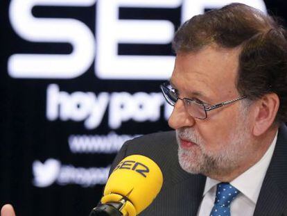 El presidente del Gobierno en funciones, Mariano Rajoy, durante la entrevista que ha ofrecido hoy en el progarma &quot;Hoy por hoy&quot;, de la Cadena Ser.