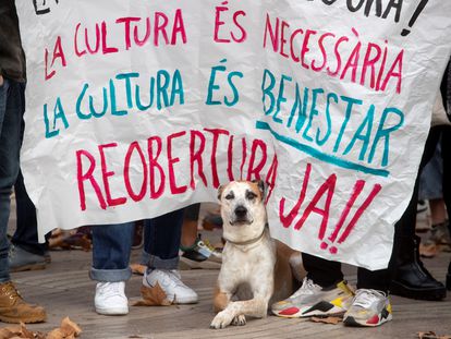 Protesta ante la sede del Departamento de Cultura de la Generalitat de técnicos y músicos de la cultura afectados por el cierre desde el día 29 de octubre.