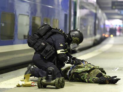 Un miembro de un cuerpo especial antiterrorista trabaja en un simulacro de bomba, en la estaci&oacute;n de Montparnasse.