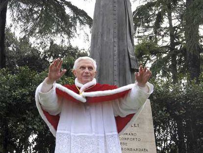 Benedicto XVI, ante la estatua de Pío XII en Roma.