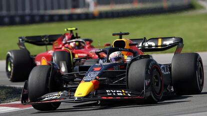 Max Verstappen por delante de Carlos Sainz, en el Gran Premio de Canadá de este domingo.