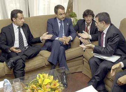 Nicolas Sarkozy, José Luis Rodríguez Zapatero y Romano Prodi, durante una de las negociaciones de la última cumbre europea en Bruselas.