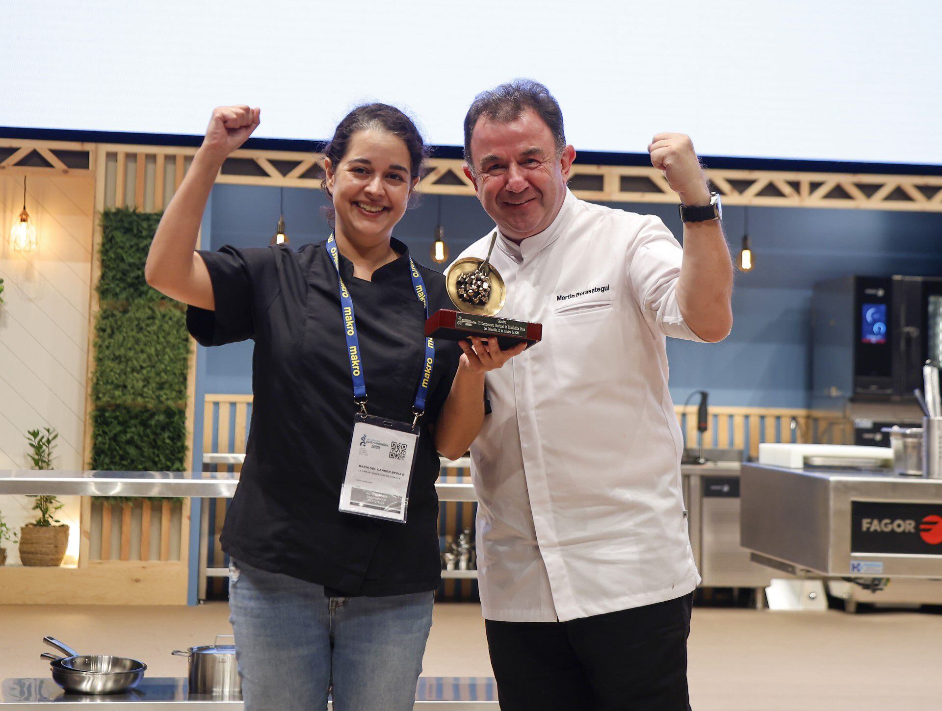 La ganadora del concurso, la cocinera María del Carmen Bedia, con el presidente del jurado, Martín Berasategui. Imagen proporcionada por la organización.