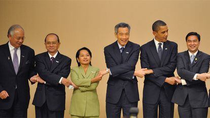Obama, junto a los líderes de Malasia, Birmania, Filipinas, Singapur y Tailandia, posan durante la foto de familia de la cumbre APEC.