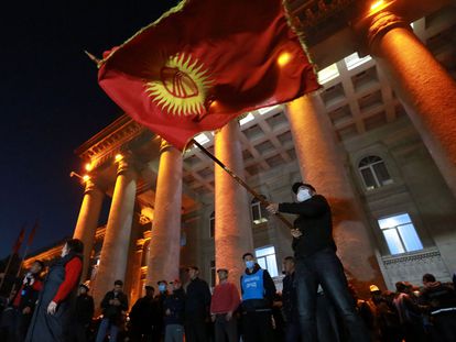 Varios simpatizantes del opositor Zhapárov, durante una protesta contra el resultado de las elecciones el 4 de octubre en Biskek, la capital de Kirguistán, el 14 de octubre de 2020.