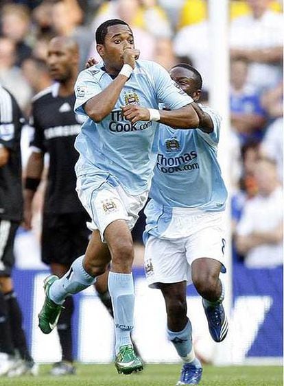 Robinho celebra un gol con el Manchester City al Chelsea.