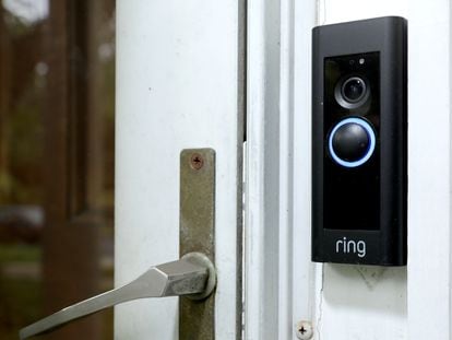 Un videoportero Ring en la puerta de una casa en Silver Spring, Maryland. La cámara del dispositivo empieza a grabar cada vez que hay movimiento o alguien llama al timbre.