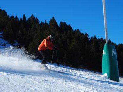 Un esquiador en La Masella.