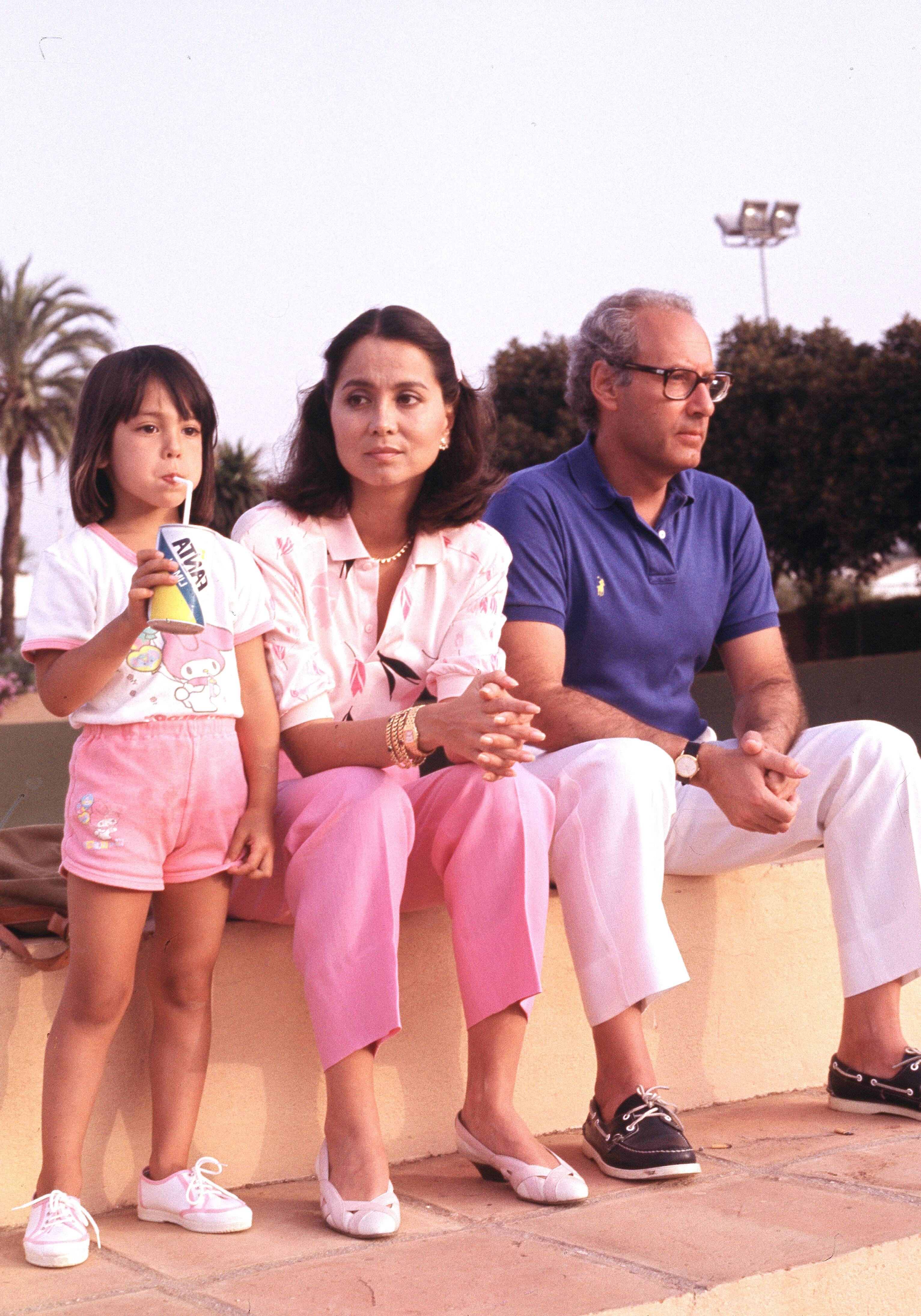 Isabel Preysler y Miguel Boyer con su hija Ana a principios de los años noventa.