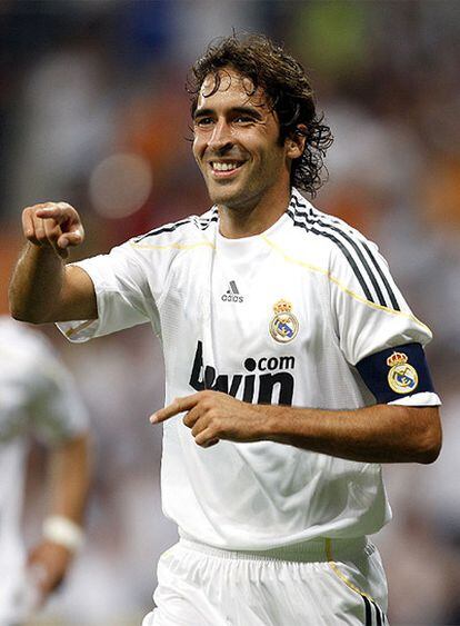 Raúl celebra un gol suyo durante la disputa del Trofeo Santiago Bernabéu.