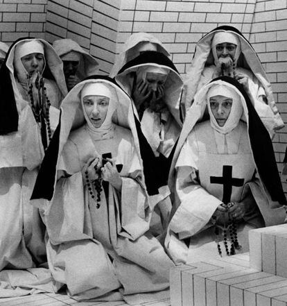 <p><strong>La peli:</strong> El director Ken Russell no fue el primero en contar la historia de unas monjas poseídas en la ciudad francesa de Loudun en el siglo XVII. Tampoco fue el primero en utilizar la imaginería cristiana para sugerir connotaciones sexuales. Pero él llegó demasiado lejos en todo esto, consiguiendo que su película estuviera a punto de ser prohibida. Se le permitió estrenarla (eso sí, con la clasificación X), después de que consintiera cortar algunas escenas conflictivas.<br /><strong>La escena:</strong> Un grupo de monjas en éxtasis manteniendo relaciones sexuales con una talla de Cristo y lamiendo y frotando cirios.</p>