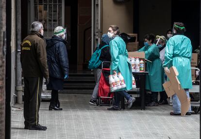 Reparto de comida en la parroquia Hijas de la Caridad de San Vicente de Paúl, en Madrid. Foto: Alvaro García