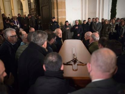 Varias personas trasladan el féretro del sacristán asesinado en Algeciras, el pasado enero.
