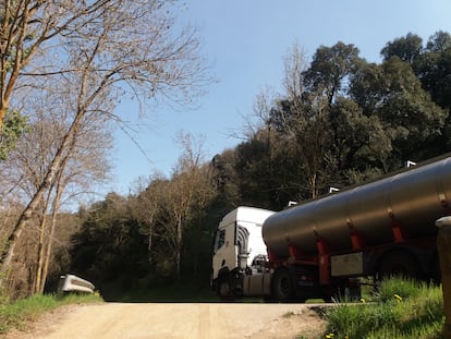 Un camión cisterna de licuados negocia la famosa Curva de las gallinas en la carretera de Viladrau.