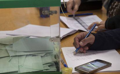 Urna en las pasadas elecciones andaluzas.