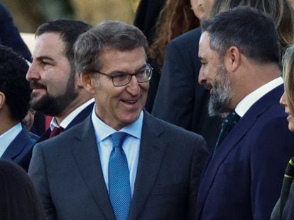 Los presidentes del PP, Alberto Núñez Feijóo, y de Vox, Santiago Abascal, conversan el pasado 12 de octubre a su llegada al desfile de la Fiesta Nacional, en Madrid.