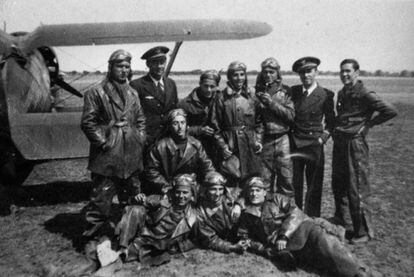 Pilotos de la 2ª y de la 3ª escuadrillas de los aviones apodados <i>chatos</i> en el campo de Els Monjos en el Penedès, Barcelona, antes de intervenir en la Batalla del Ebro.