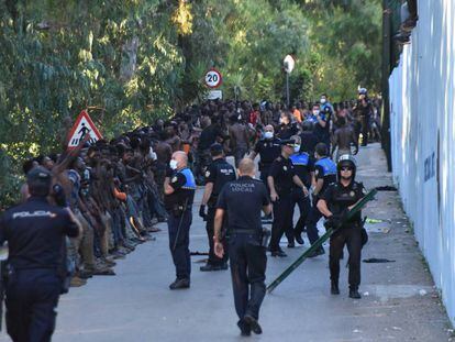 Cientos de inmigrantes a las puertas del CETi de Ceuta, tras saltar la valla el 26 de julio.