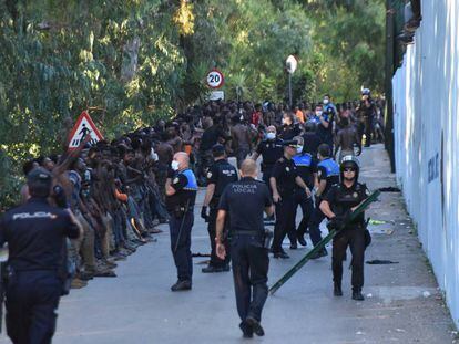 Cientos de inmigrantes a las puertas del CETi de Ceuta, tras saltar la valla el 26 de julio.