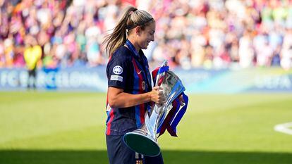 Alexia Putellas, con el trofeo de la Champions League femenina conquistado este sábado en Eindhoven (Países Bajos).