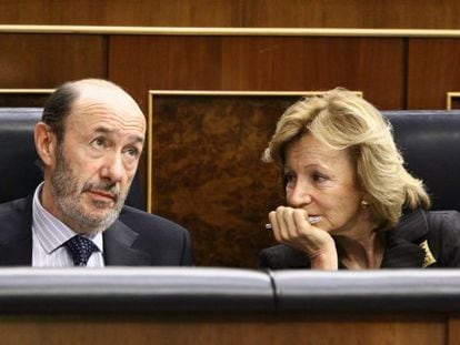 Rubalcaba y Salgado en sus escaños en el Congreso.