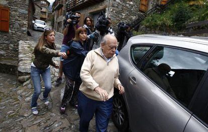 Pujol evita hacer declaraciones a los periodistas que le esperaban cuando sali&oacute; ayer de su casa de Queralbs (Girona)