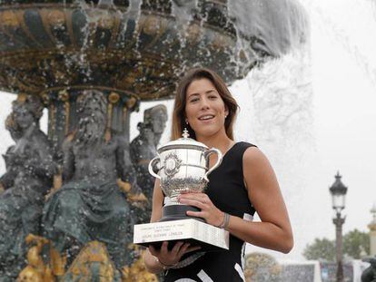 La española Garbiñe Muguruza posa con el trofeo de Roland Garros. AP