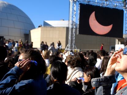 Público observando el eclipse solar anular del 3 de octubre de 2005 junto al Planetario de Madrid.