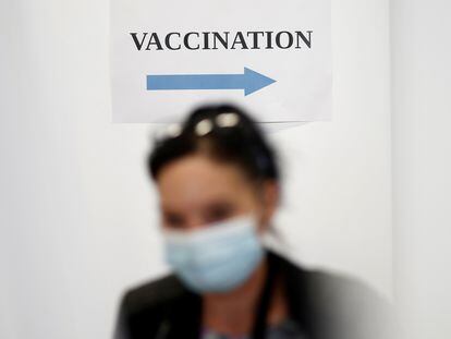 Una mujer, en un centro de vacunación en Nantes el 3 de junio.