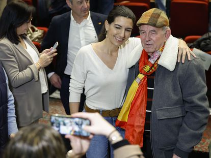 La presidenta de Vox en la Comunidad de Madrid, Rocío Monasterio, se fotografía junto a un simpatizante.