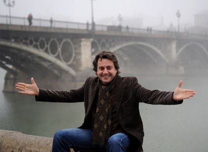 Javier Barón, con el puente de Triana al fondo.