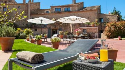 Zona de la piscina del hotel El Racó de Madremanya, en Girona.