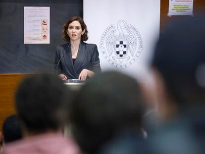 La presidenta madrileña Isabel Díaz Ayuso imparte una conferencia en la Universidad Complutense, en abril.