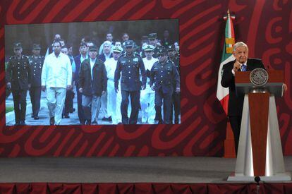 El presidente de México, Andrés Manuel López Obrador, proyecta una imagen de Felipe Calderón vestido de militar, durante una de sus conferencias mañaneras.