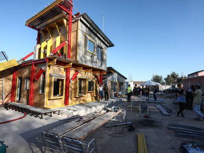 Obras de construcción del centro socio-cultural que se está levantando en la Cañada Real por el arquitecto Santiago Cirugeda.