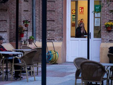 Dos ancianos en la residencia de mayores de la Paz de Madrid, este jueves.