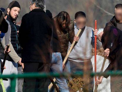 Familiares y amigos del terrorista de los atentados de París Brahim Abdeslam entierran sus restos en Schaerbeek (Bélgica), el pasado 17 de marzo.