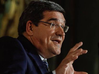 El presidente de la AIReF, Jos&eacute; Luis Escriv&aacute;, participa en el desayuno informativo de Nueva Econom&iacute;a F&oacute;rum celebrado hoy en el Casino de Madrid.